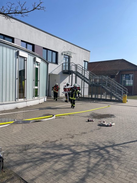 Ansicht auf den Eingang zum Gebäude